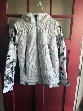 Spyder White Puffer Jacket with Teal Accents and Abstract Sleeve Print